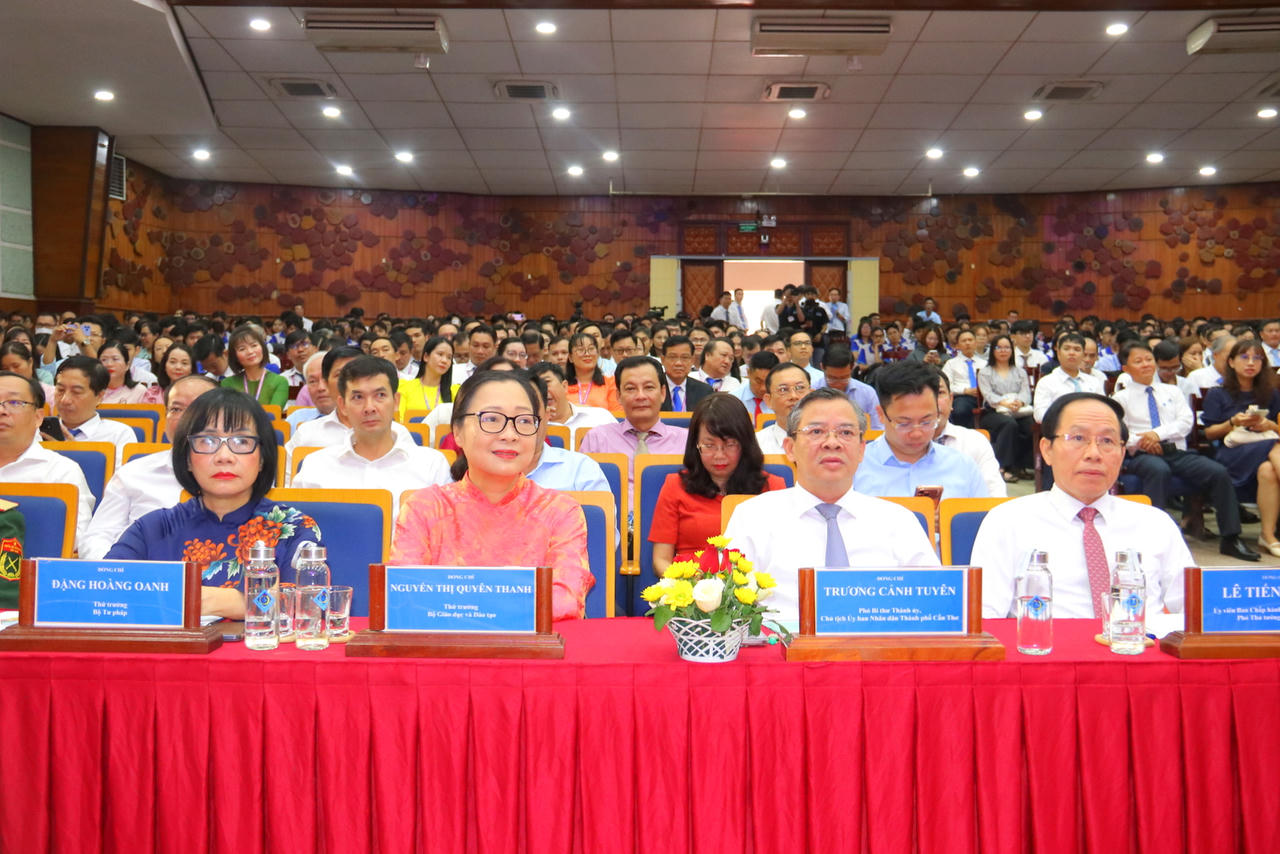 C&aacute;c đồng ch&iacute; l&atilde;nh đạo tham dự buổi lễ