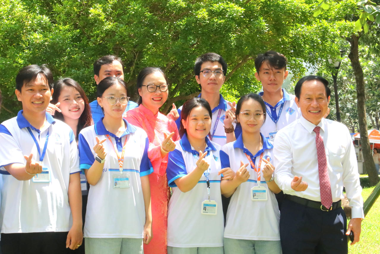 Ph&oacute; Thủ tướng L&ecirc; Tiến Ch&acirc;u chụp h&igrave;nh lưu niệm với sinh vi&ecirc;n Đại học Cần Thơ