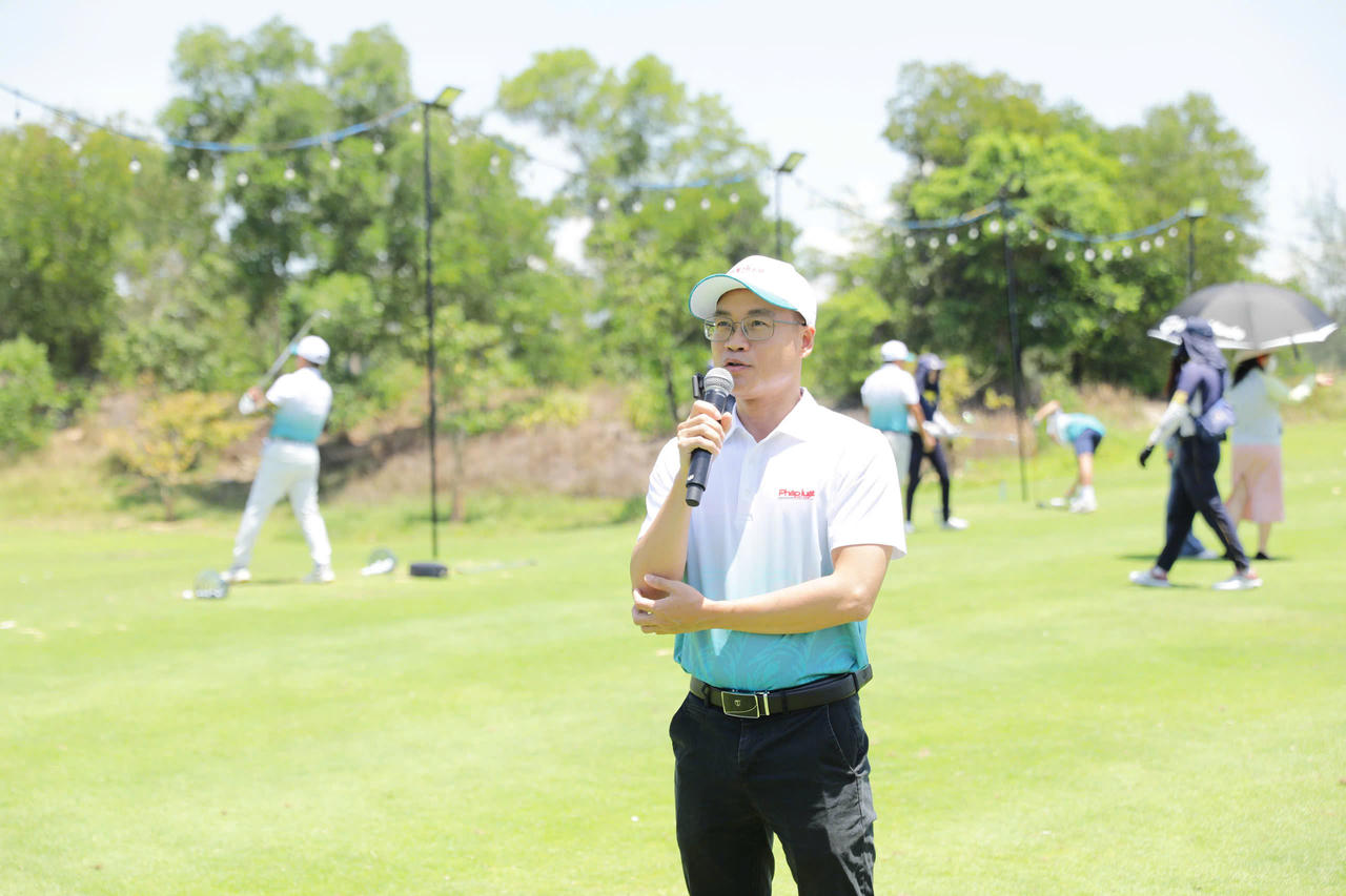 Trưởng Ban Tổ chức Trần Ngọc H&agrave; ph&aacute;t biểu khai mạc v&agrave; ch&uacute;c c&aacute;c golfer c&oacute; một ng&agrave;y tranh t&agrave;i th&agrave;nh c&ocirc;ng.