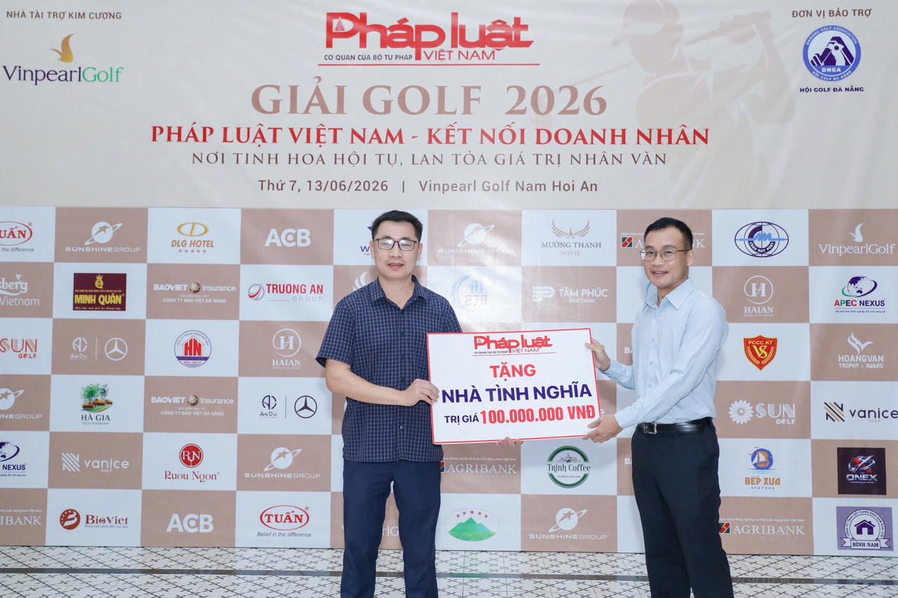 &Ocirc;ng Trần Ngọc H&agrave;,  Ph&oacute; TBT, Trưởng Ban Tổ chức giải, trao bảng tượng trưng Nh&agrave; t&igrave;nh nghĩa trị gi&aacute; 100 triệu đồng.