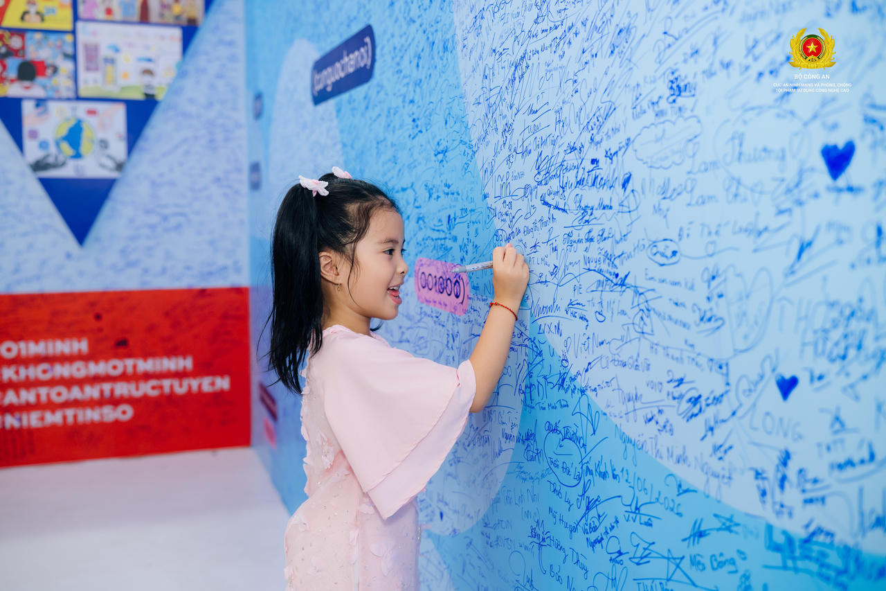 Những dấu ấn đ&aacute;ng nhớ của&nbsp; &ldquo;Bức tường An ninh mạng&rdquo; tại&nbsp;Gala nghệ thuật &ldquo;Tổ quốc b&igrave;nh y&ecirc;n&rdquo;
