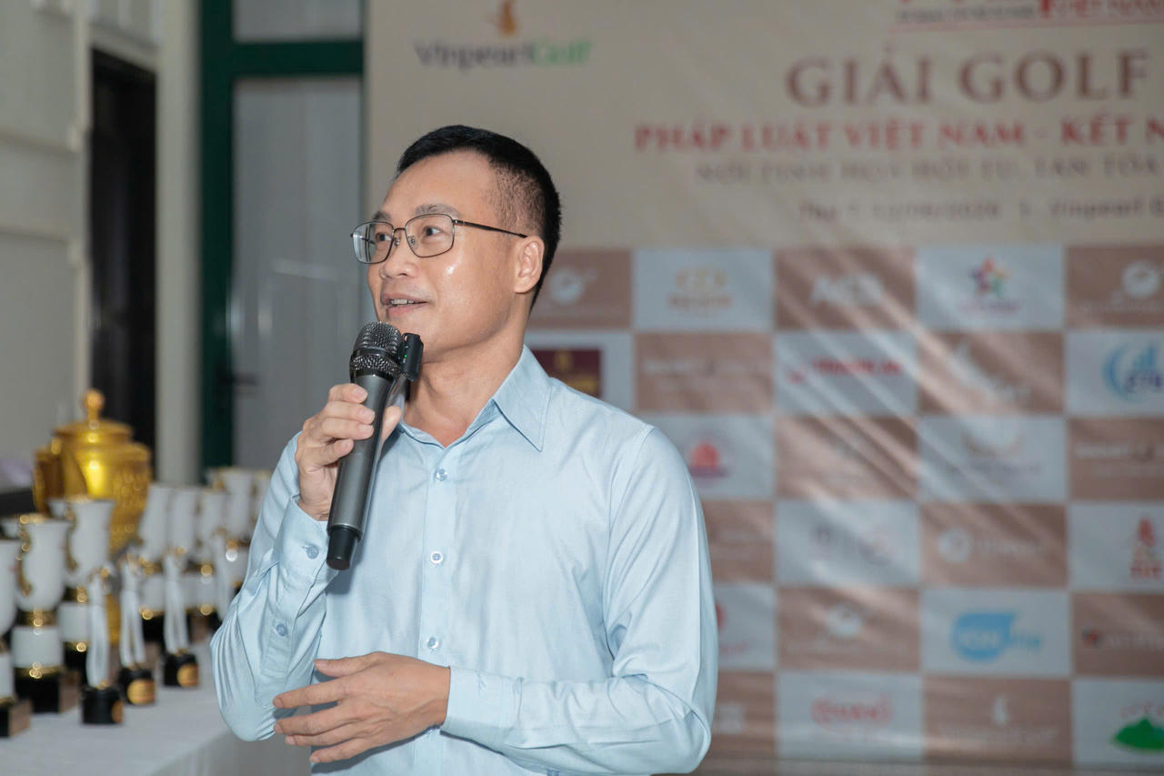 &Ocirc;ng Trần Ngọc H&agrave;, Ph&oacute; Tổng Bi&ecirc;n tập B&aacute;o Ph&aacute;p luật Việt Nam, Trưởng BTC chia sẻ tại chương tr&igrave;nh Gala gặp mặt v&agrave; trao giải.