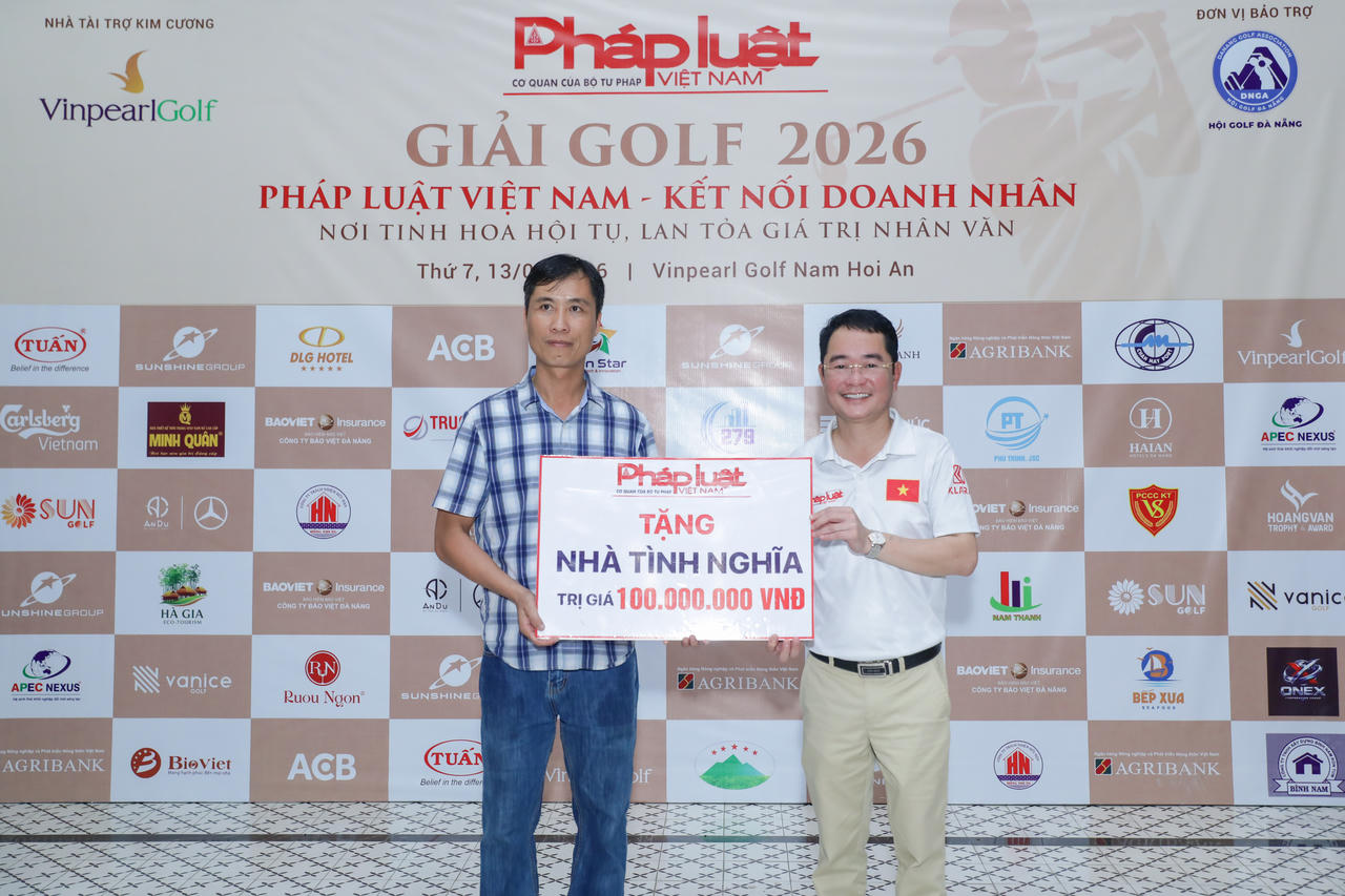 TS Vũ Ho&agrave;i Nam trao tặng &ldquo;M&aacute;i ấm Tư ph&aacute;p&rdquo; tới gia đ&igrave;nh c&oacute; ho&agrave;n cảnh đặc biệt kh&oacute; khăn tại Nghệ An.