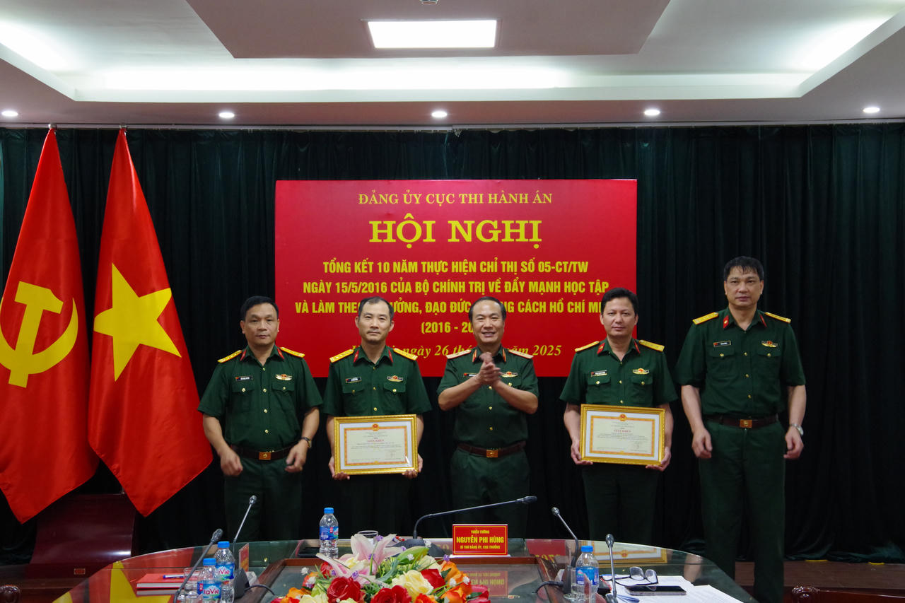 Đồng ch&iacute; Thiếu tướng Nguyễn Phi H&ugrave;ng, Cục trưởng tặng giấy khen cho c&aacute;c c&aacute; nh&acirc;n c&oacute; th&agrave;nh t&iacute;ch xuất sắc trong Tổng kết 10 năm thực hiện Chỉ thị số 05-CT/TW của Bộ Ch&iacute;nh trị về đẩy mạnh học tập v&agrave; l&agrave;m theo tư tưởng, đạo đức, phong c&aacute;ch Hồ Ch&iacute; Minh