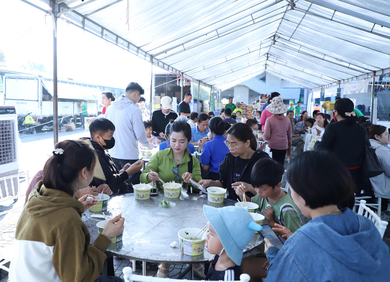 Thanh ni&ecirc;n c&ocirc;ng nh&acirc;n d&ugrave;ng phở miễn ph&iacute; tại Ng&agrave;y hội