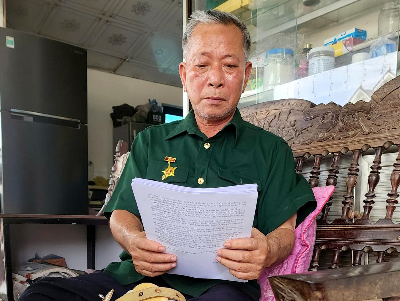Thương binh Trần Văn B&igrave;nh t&igrave;m hiểu ph&aacute;p luật để l&agrave;m Đơn k&ecirc;u oan cho con trai.