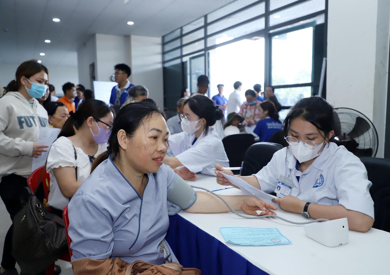 Thanh ni&ecirc;n c&ocirc;ng nh&acirc;n được chăm lo kh&aacute;m sức khỏe tại Ng&agrave;y hội