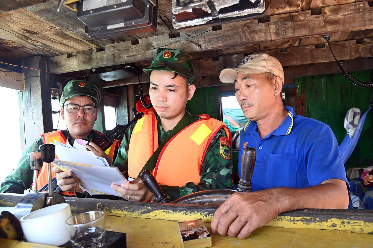 Lực lượng chức năng kiểm tra giấy tờ hoạt động của c&aacute;c t&agrave;u c&aacute;&nbsp;