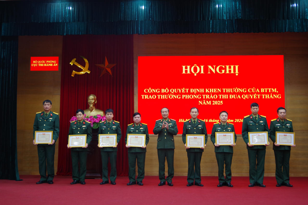Đồng ch&iacute; Thiếu tướng Nguyễn Phi H&ugrave;ng, Cục trưởng trao tặng danh hiệu chiến sĩ ti&ecirc;n tiến cho c&aacute;c c&aacute; nh&acirc;n c&oacute; th&agrave;nh t&iacute;ch tốt trong Phong tr&agrave;o Thi đua Quyết thắng năm 2025