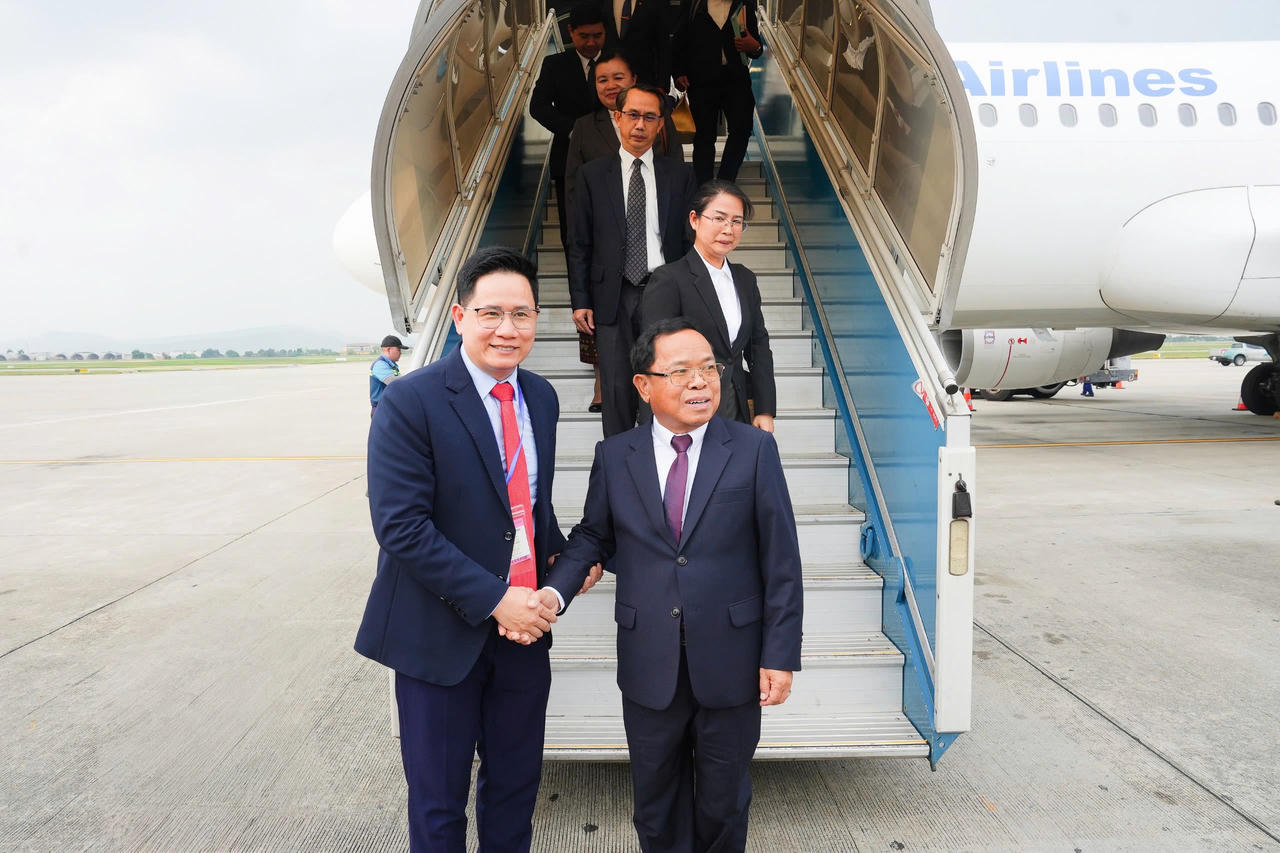 Vụ trưởng Vụ Hợp t&aacute;c quốc tế Nguyễn Hữu Huy&ecirc;n ch&agrave;o mừng&nbsp;Ủy vi&ecirc;n Bộ Ch&iacute;nh trị, Ph&oacute; Thủ tướng Ch&iacute;nh phủ, Bộ trưởng Bộ Tư ph&aacute;p L&agrave;o.