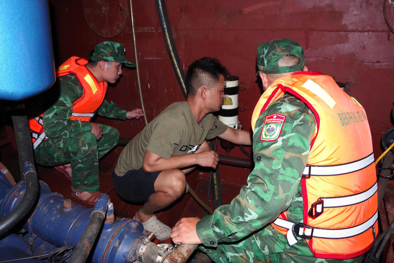 Lực lượng BĐBP TP Hải Ph&ograve;ng kiểm tra phương tiện đối tượng sử dụng để vận chuyển tr&aacute;i ph&eacute;p tiền tệ qua bi&ecirc;n giới.