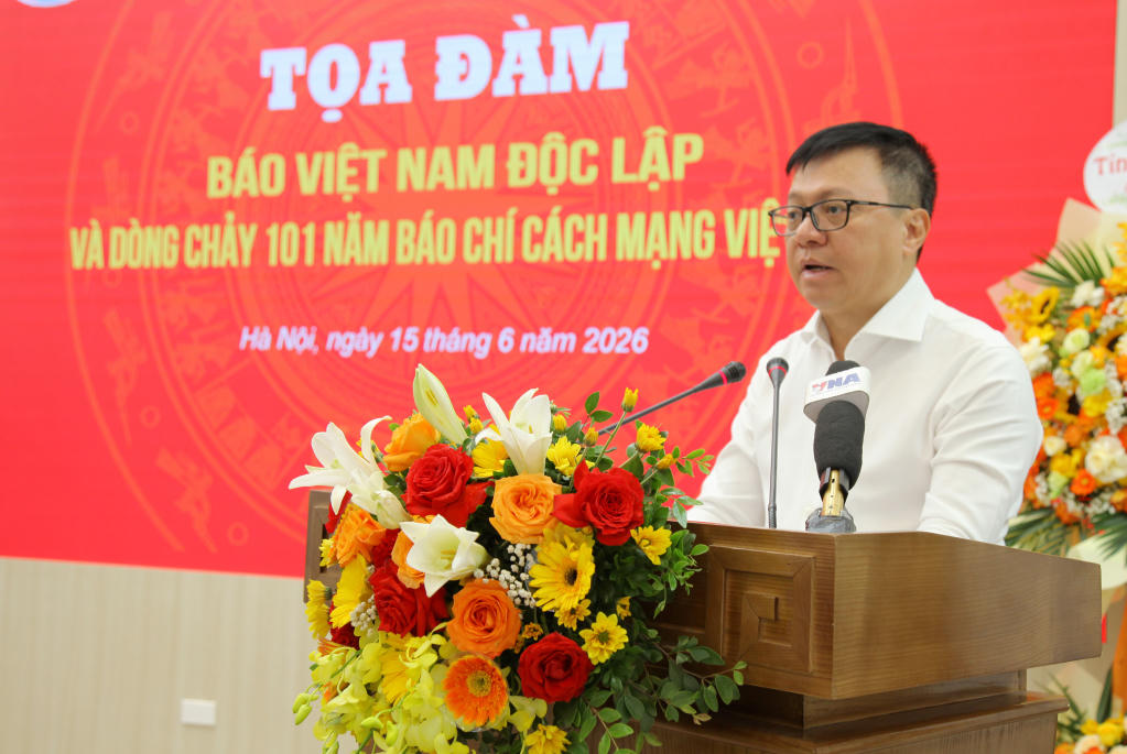 &Ocirc;ng L&ecirc; Quốc Minh, Tổng Bi&ecirc;n tập B&aacute;o Nh&acirc;n D&acirc;n ph&aacute;t biểu tại buổi tọa đ&agrave;m. (Ảnh: PV)