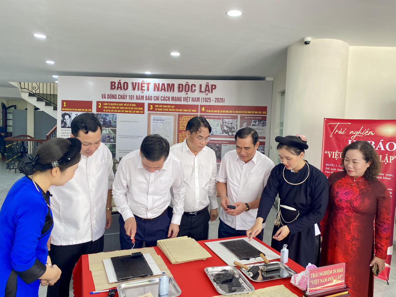 Đại biểu trải nghiệm in b&aacute;o Việt Nam Độc lập. (Ảnh: L&ecirc; Hanh)