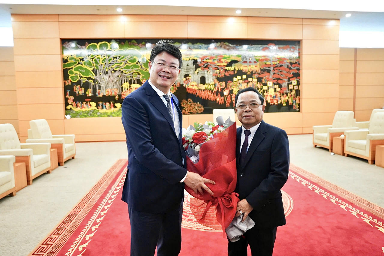 Thứ trưởng Bộ Tư ph&aacute;p Nguyễn Thanh Tịnh tặng hoa ch&agrave;o mừng&nbsp;Ủy vi&ecirc;n Bộ Ch&iacute;nh trị, Ph&oacute; Thủ tướng Ch&iacute;nh phủ, Bộ trưởng Bộ Tư ph&aacute;p L&agrave;o Khăm-phăn Ph&ocirc;m-ma-thắt.