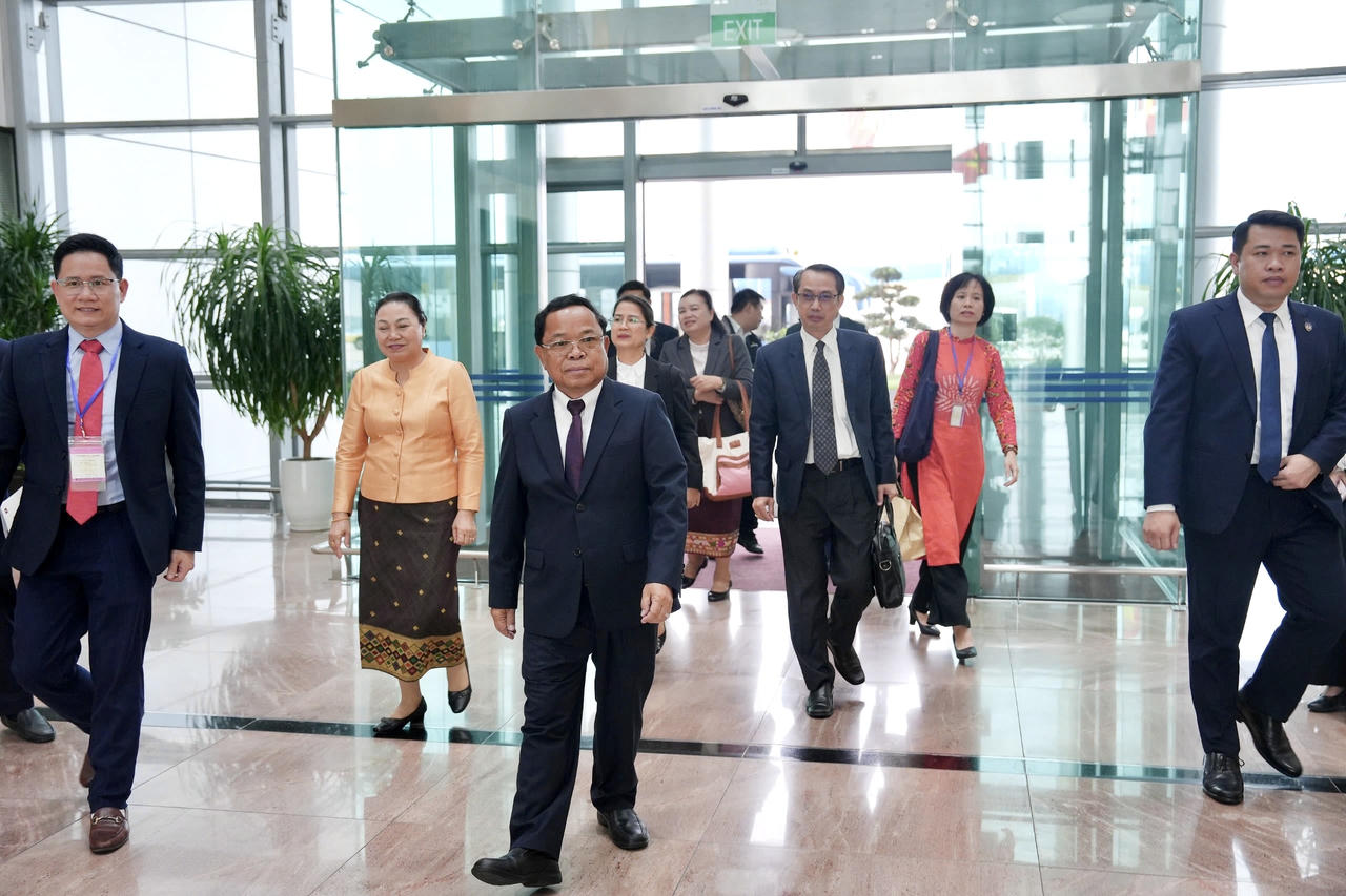 Phó Thủ tướng, Bộ trưởng Bộ Tư pháp Lào bắt đầu chuyến thăm và làm việc tại Việt Nam