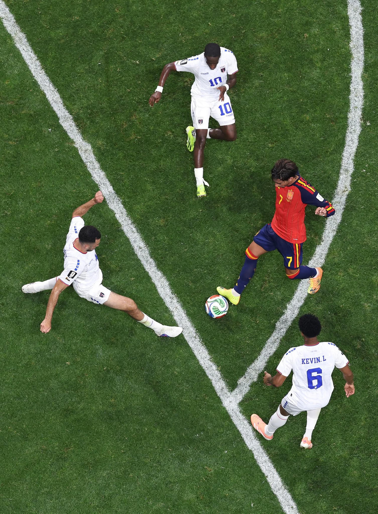 Lối chơi ph&ograve;ng ngự c&oacute; tổ chức của Cabo Verde đ&atilde; khiến cho c&aacute;c ng&ocirc;i sao T&acirc;y Ban Nha bất lực (Ảnh FIFA)