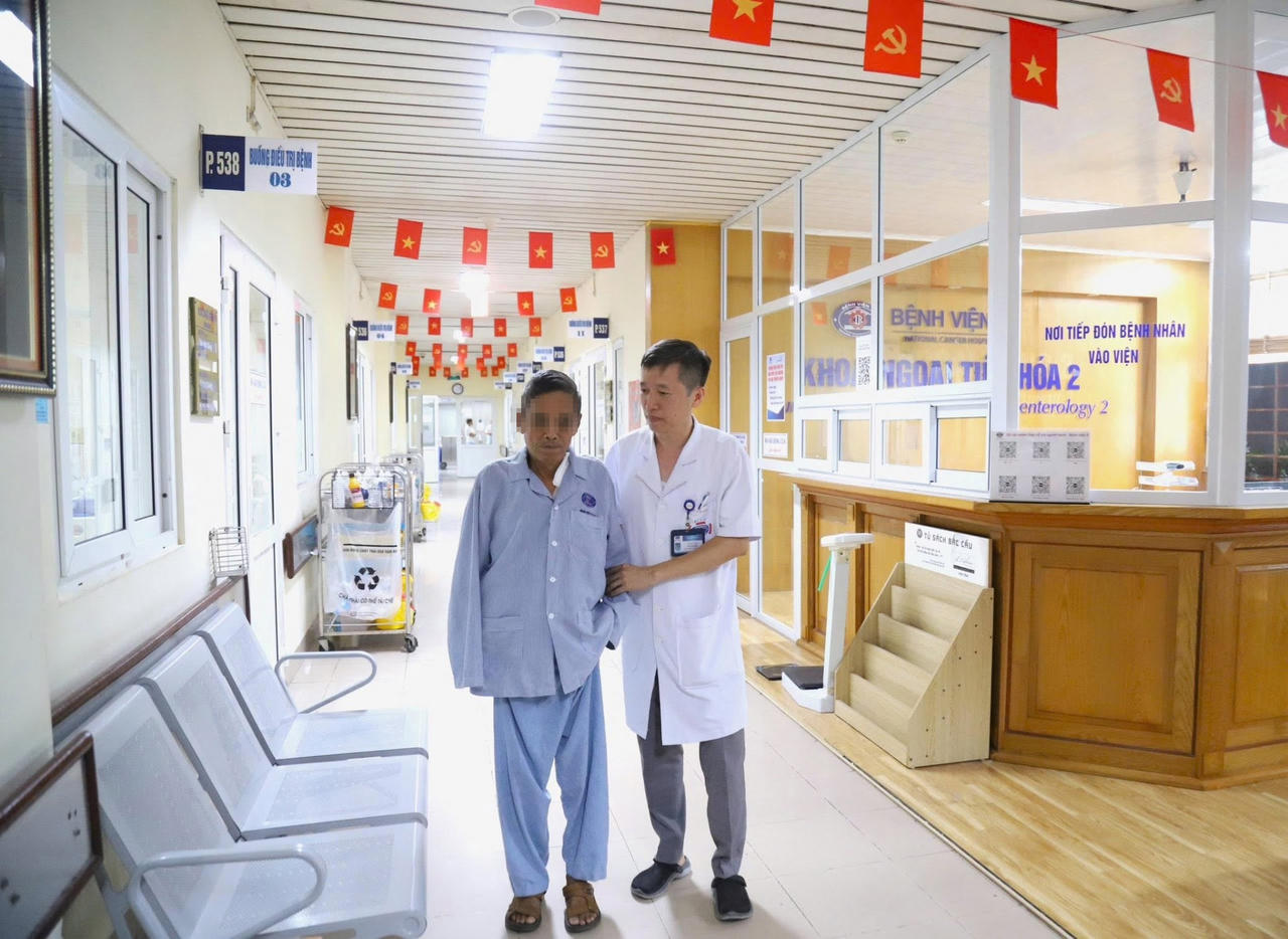 C&aacute;c b&aacute;c sĩ khuyến c&aacute;o người d&acirc;n kh&ocirc;ng chủ quan với triệu chứng nuốt nghẹn, đau tức ngực khi ăn uống, đặc biệt ở người h&uacute;t thuốc l&aacute; l&acirc;u năm. (Ảnh:BVK).