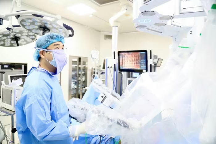 B&aacute;c sĩ phẫu thuật nội soi bằng Robot Da vinci thế hệ Xi. (Ảnh: BVK).