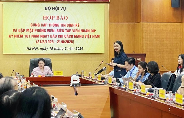 B&agrave; Chu Thị Hạnh - Ph&oacute; Cục trưởng Cục Việc l&agrave;m, Bộ Nội vụ, th&ocirc;ng tin tại họp b&aacute;o ng&agrave;y 18/6/2026. Ảnh: L&ecirc; Bảo.
