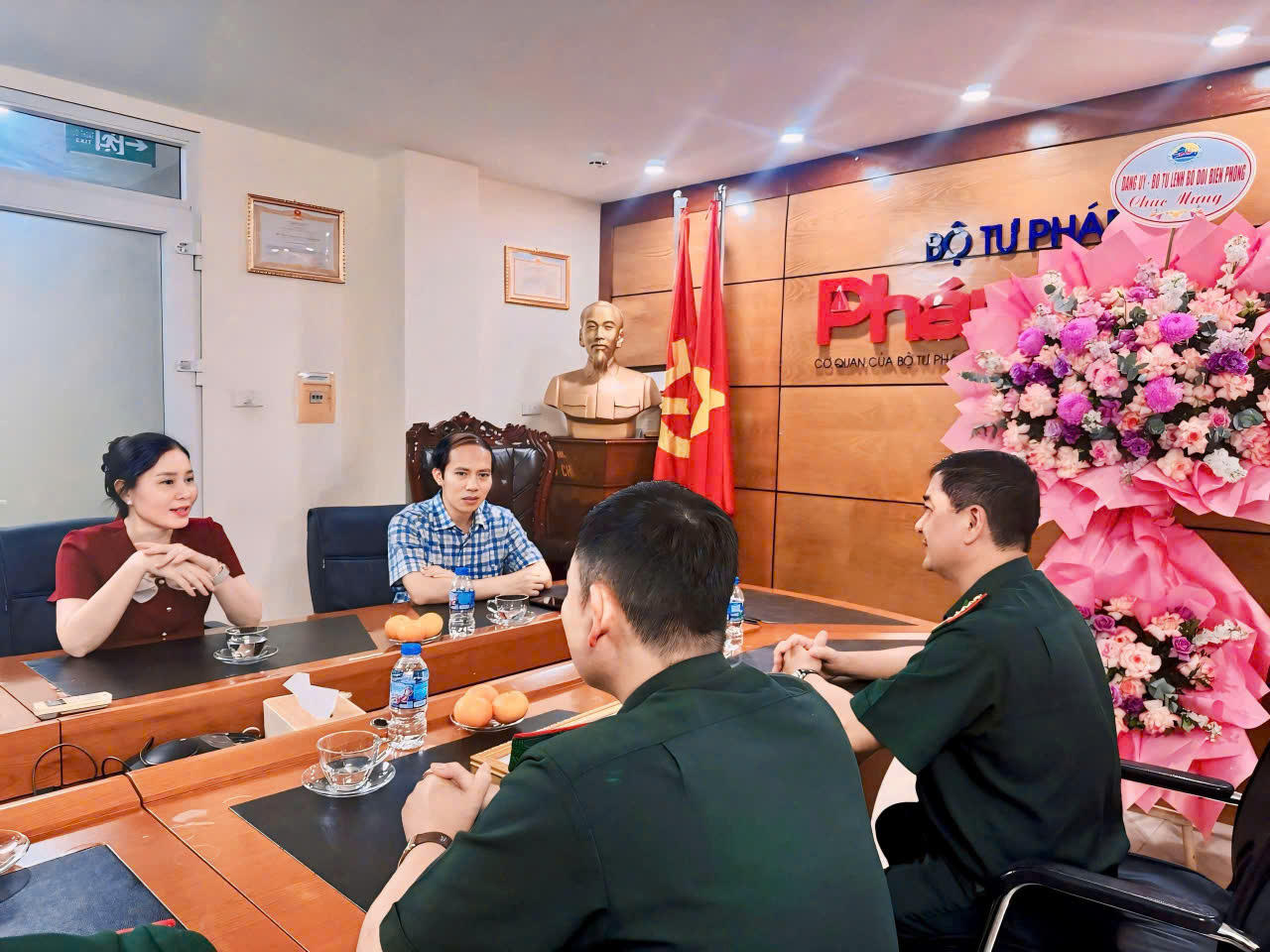 Quang cảnh buổi thăm v&agrave; l&agrave;m việc.