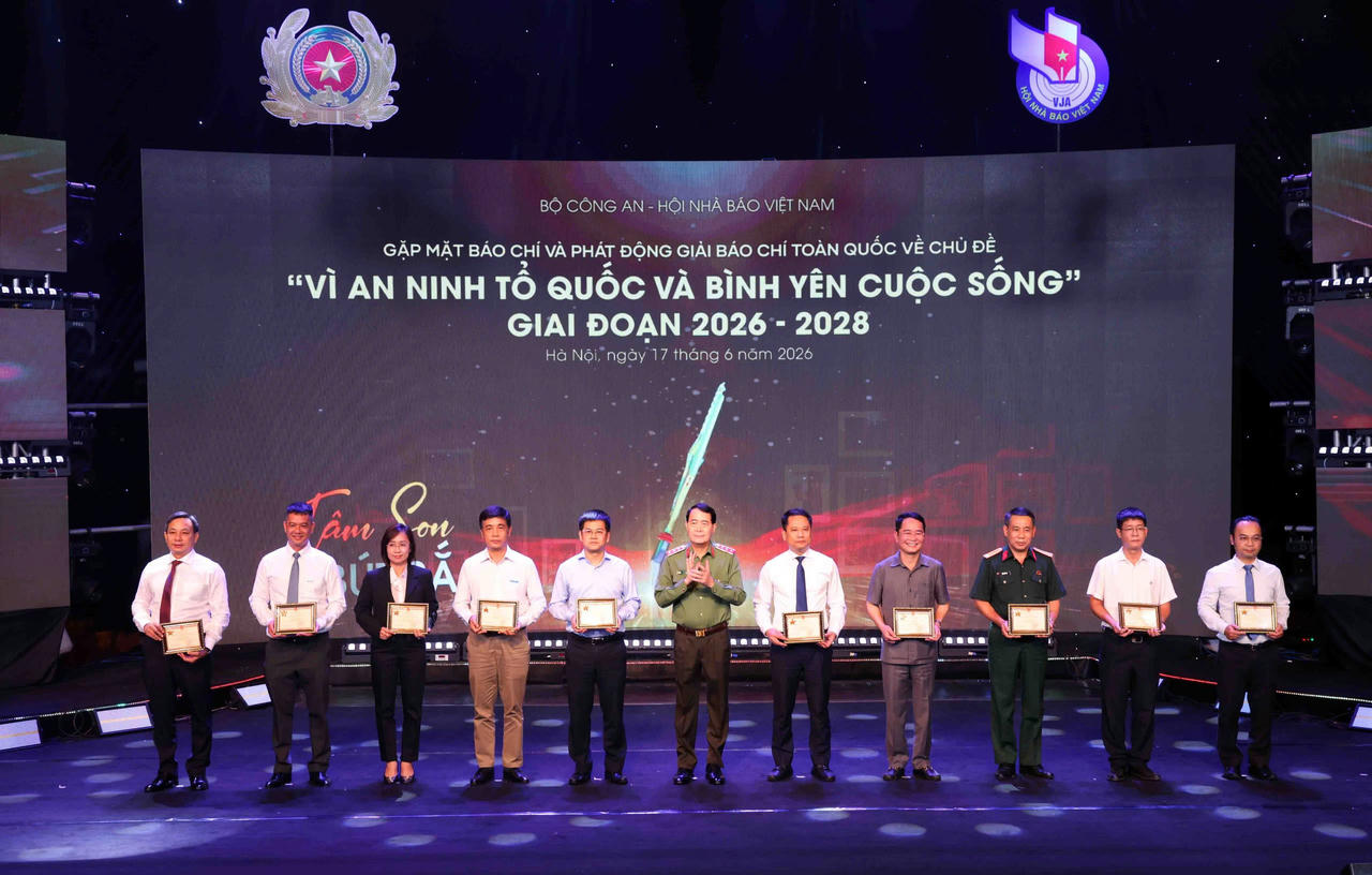 Thứ trưởng L&ecirc; Quốc H&ugrave;ng trao Kỷ niệm chương cho c&aacute;c c&aacute; nh&acirc;n.