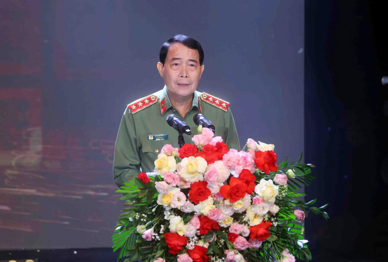 Thứ trưởng Bộ C&ocirc;ng an L&ecirc; Quốc H&ugrave;ng ph&aacute;t động Giải b&aacute;o ch&iacute;.
