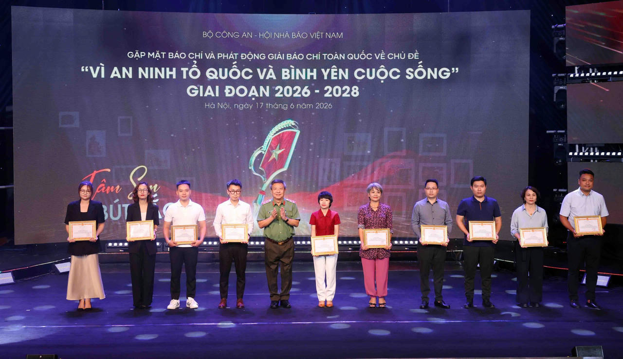 Cục trưởng Đỗ Triệu Phong tặng Giấy khen cho c&aacute;c c&aacute; nh&acirc;n.