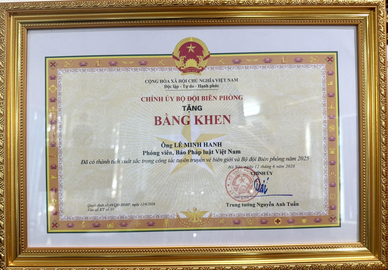 Ch&iacute;nh ủy Bộ đội Bi&ecirc;n ph&ograve;ng tặng Bằng khen cho ph&oacute;ng vi&ecirc;n L&ecirc; Hanh - B&aacute;o PLVN