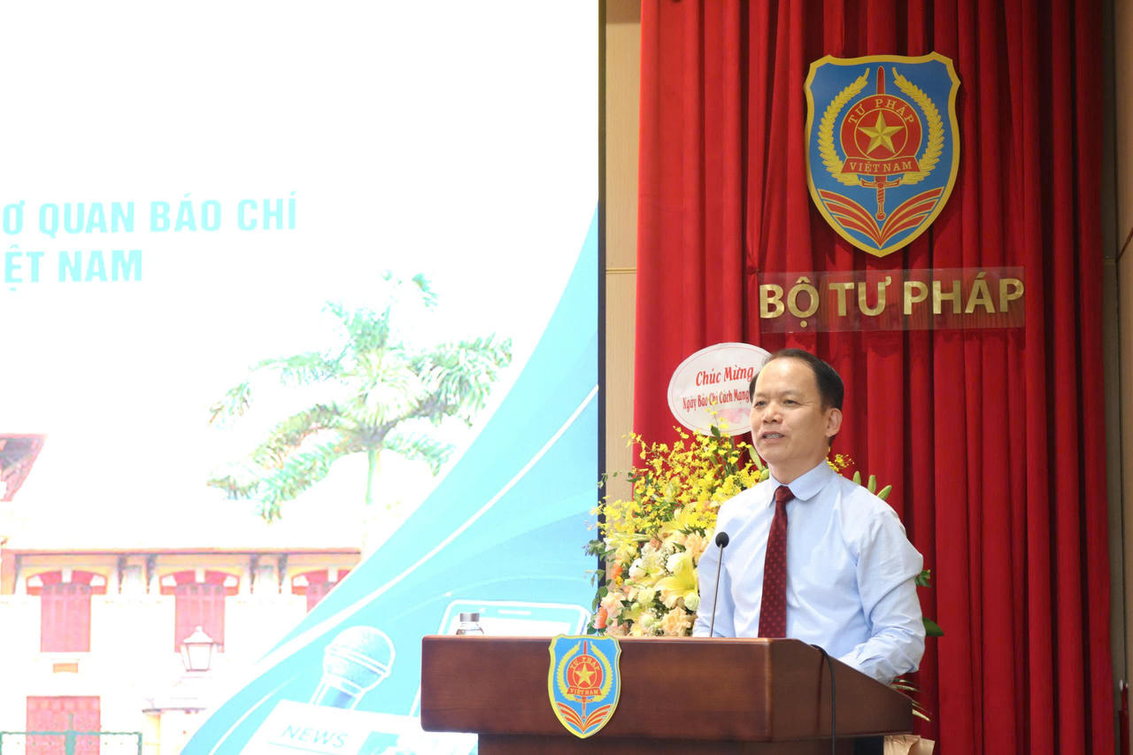 Bộ trưởng Bộ Tư ph&aacute;p Ho&agrave;ng Thanh T&ugrave;ng ph&aacute;t biểu tại cuộc gặp mặt.