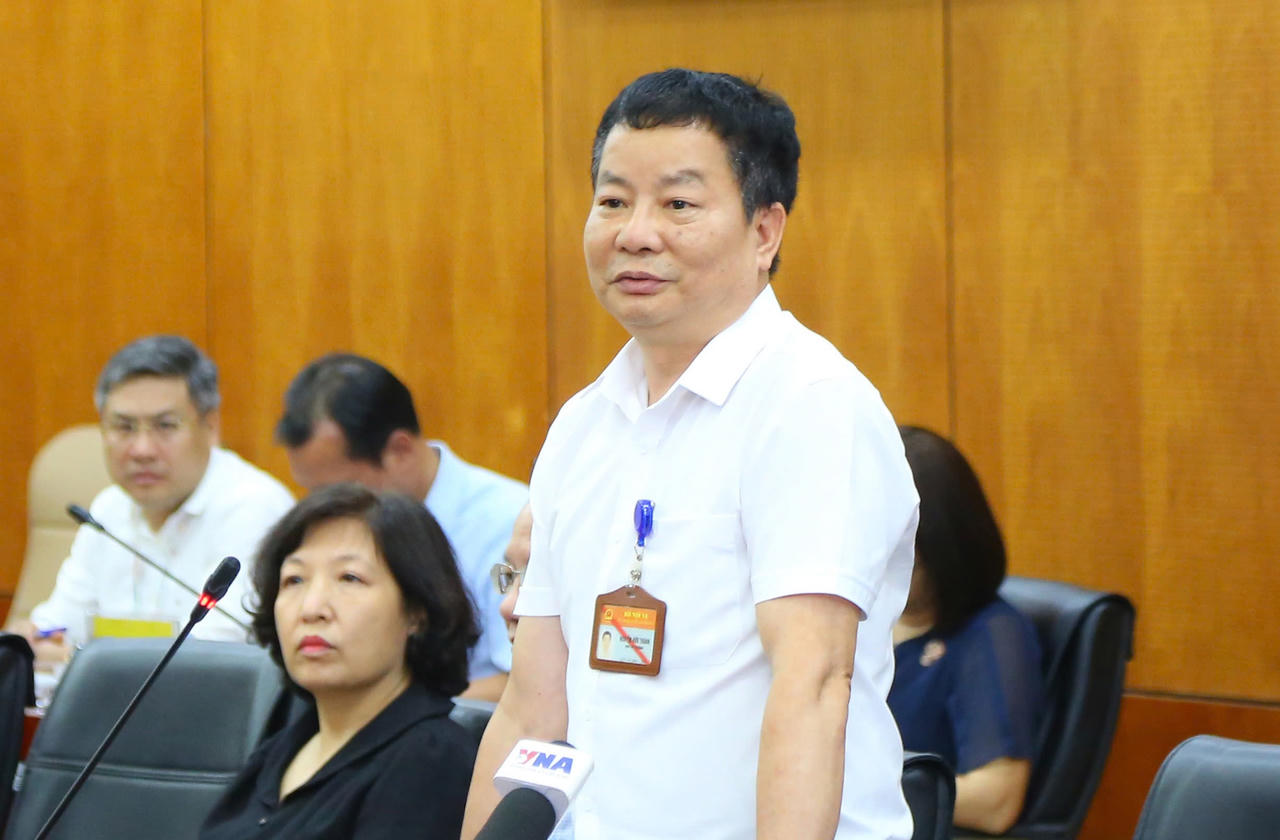 &Ocirc;ng Nguyễn Hữu Th&agrave;nh, Ph&oacute; Vụ trưởng Vụ Ch&iacute;nh quyền địa phương (Bộ Nội vụ) th&ocirc;ng tin tại họp b&aacute;o. Ảnh: Thu Giang