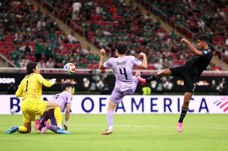 Sai lầm của thủ m&ocirc;n H&agrave;n Quốc đ&atilde; mang về chiến thắng cho đồng chủ nh&agrave; Mexico (Ảnh FIFA)