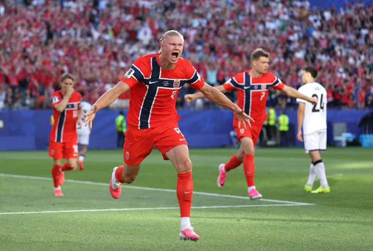 Erling Haaland, ghi 2 b&agrave;n thắng trong chiến thắng 4-1 trước Iraq gi&uacute;p Na Uy khởi đầu thuận lợi trong lần trở lại World Cup (Ảnh FIFA)