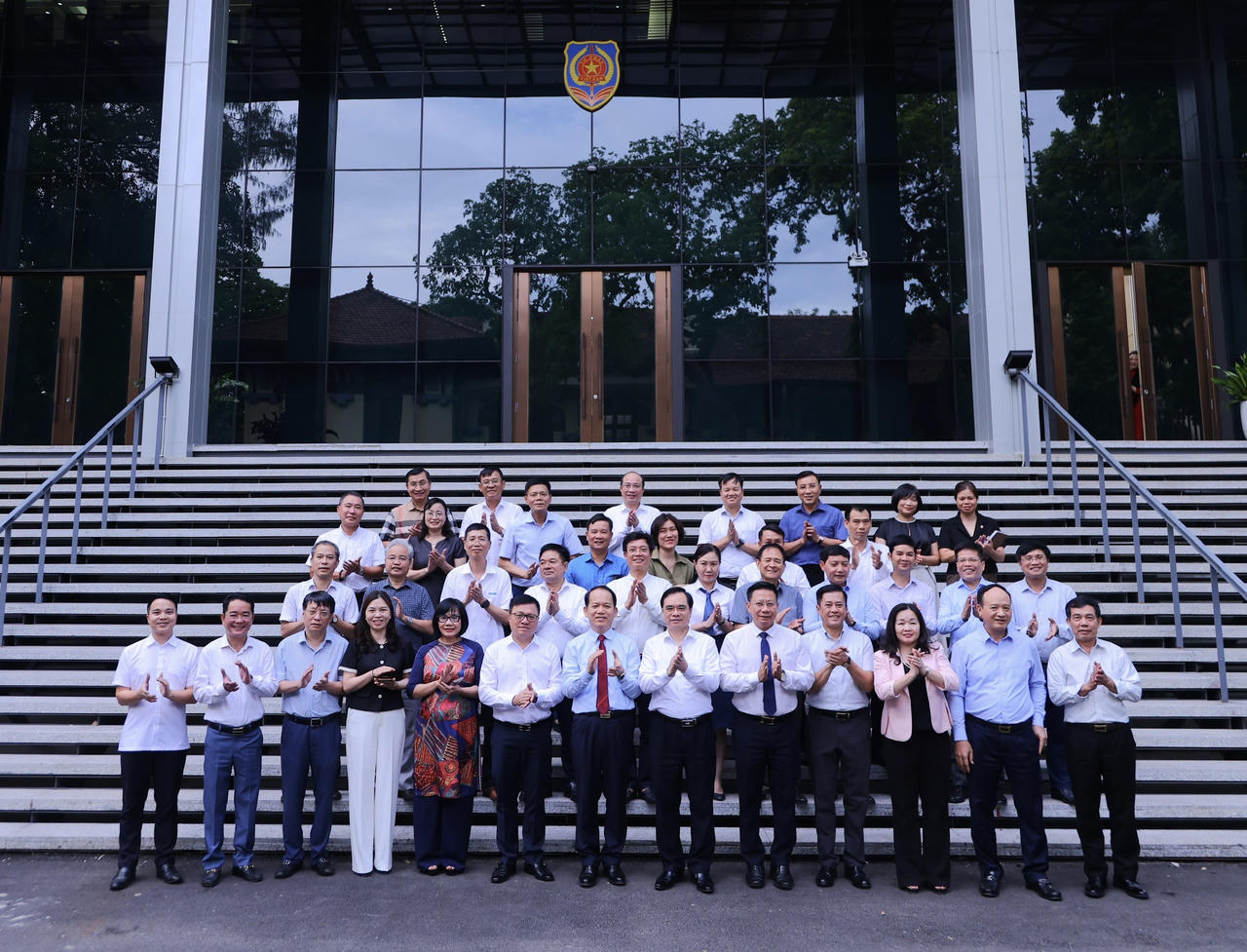 L&atilde;nh đạo Bộ Tư ph&aacute;p chụp ảnh lưu niệm c&ugrave;ng c&aacute;c đại biểu dự gặp mặt.