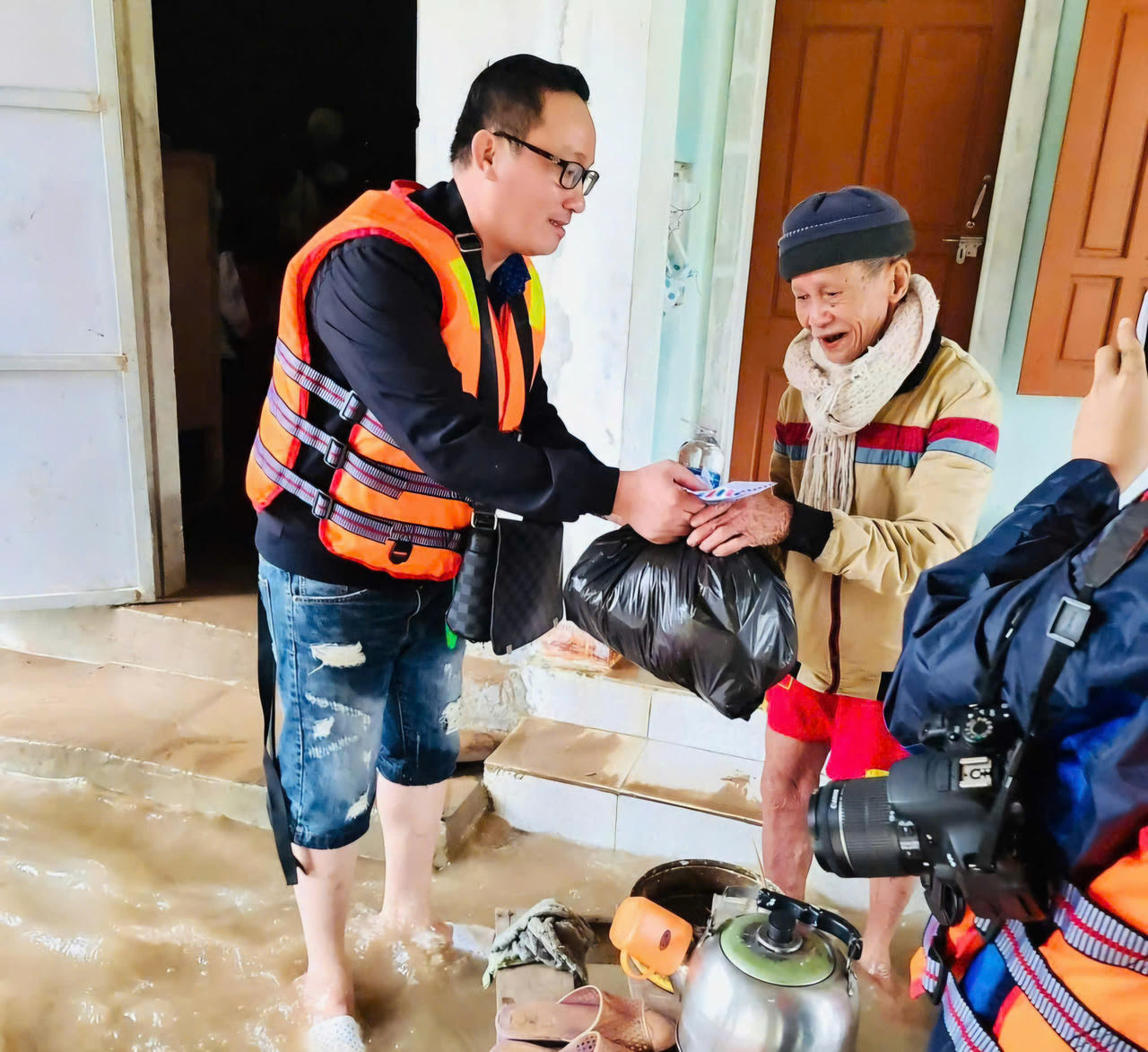Nh&agrave; b&aacute;o Xu&acirc;n Thao - B&aacute;o C&ocirc;ng l&yacute; trao qu&agrave; cho người d&acirc;n v&ugrave;ng lũ do ảnh hưởng b&atilde;o số 3 năm 2025.