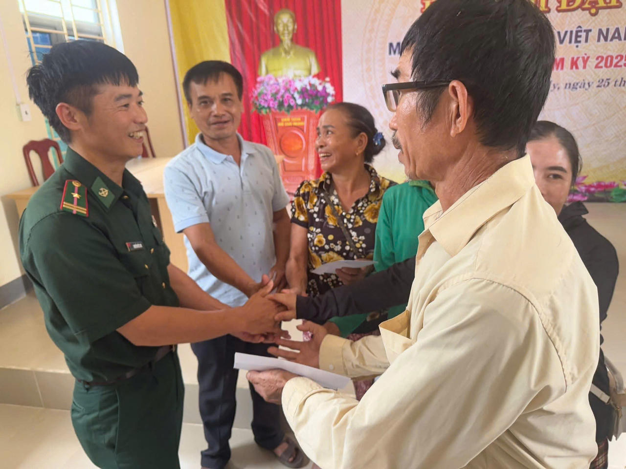 Nh&agrave; b&aacute;o Viết Lam - B&aacute;o Bi&ecirc;n ph&ograve;ng trao qu&agrave; cho người d&acirc;n x&atilde; Nga My&nbsp;