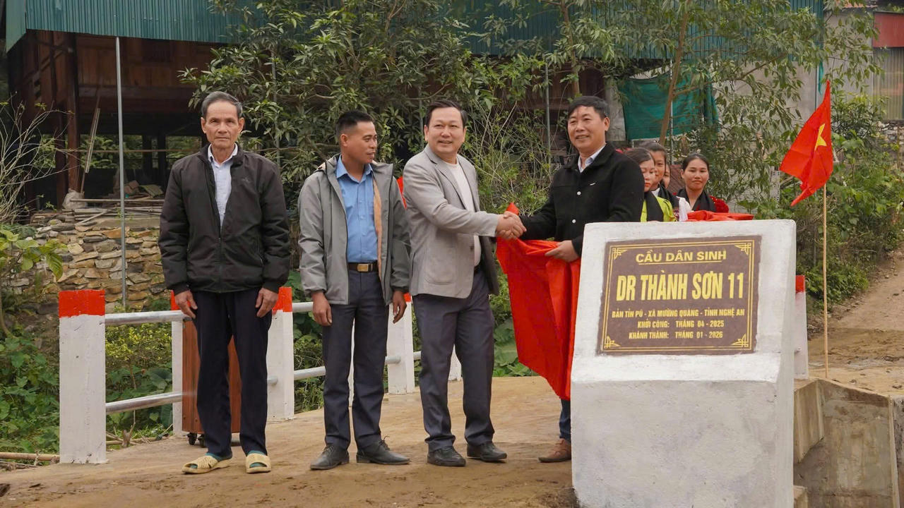Ph&oacute;ng vi&ecirc;n Xu&acirc;n H&ograve;a (b&ecirc;n phải) thay mặt nh&agrave; t&agrave;i trợ kh&aacute;nh th&agrave;nh cầu d&acirc;n sinh cho người d&acirc;n x&atilde; Quang Phong