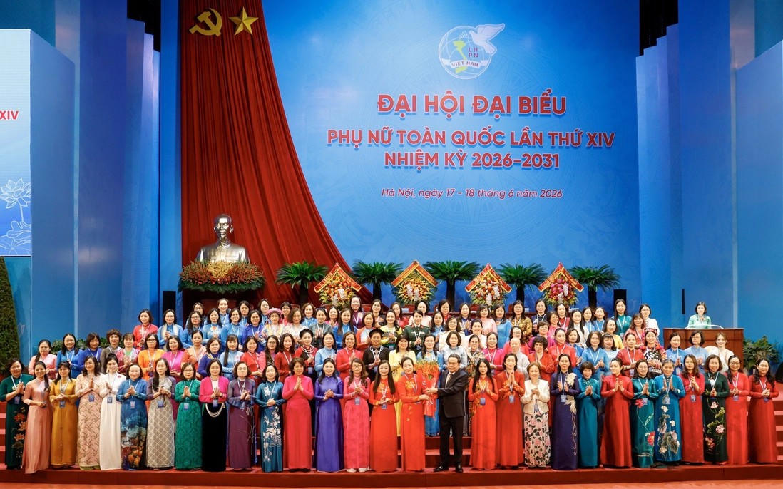 Chủ tịch Quốc hội Trần Thanh Mẫn thay mặt l&atilde;nh đạo Đảng, Nh&agrave; nước tặng hoa ch&uacute;c mừng Ban Chấp h&agrave;nh Trung ương Hội LHPN Việt Nam kh&oacute;a XIV, nhiệm kỳ 2026 - 2031.