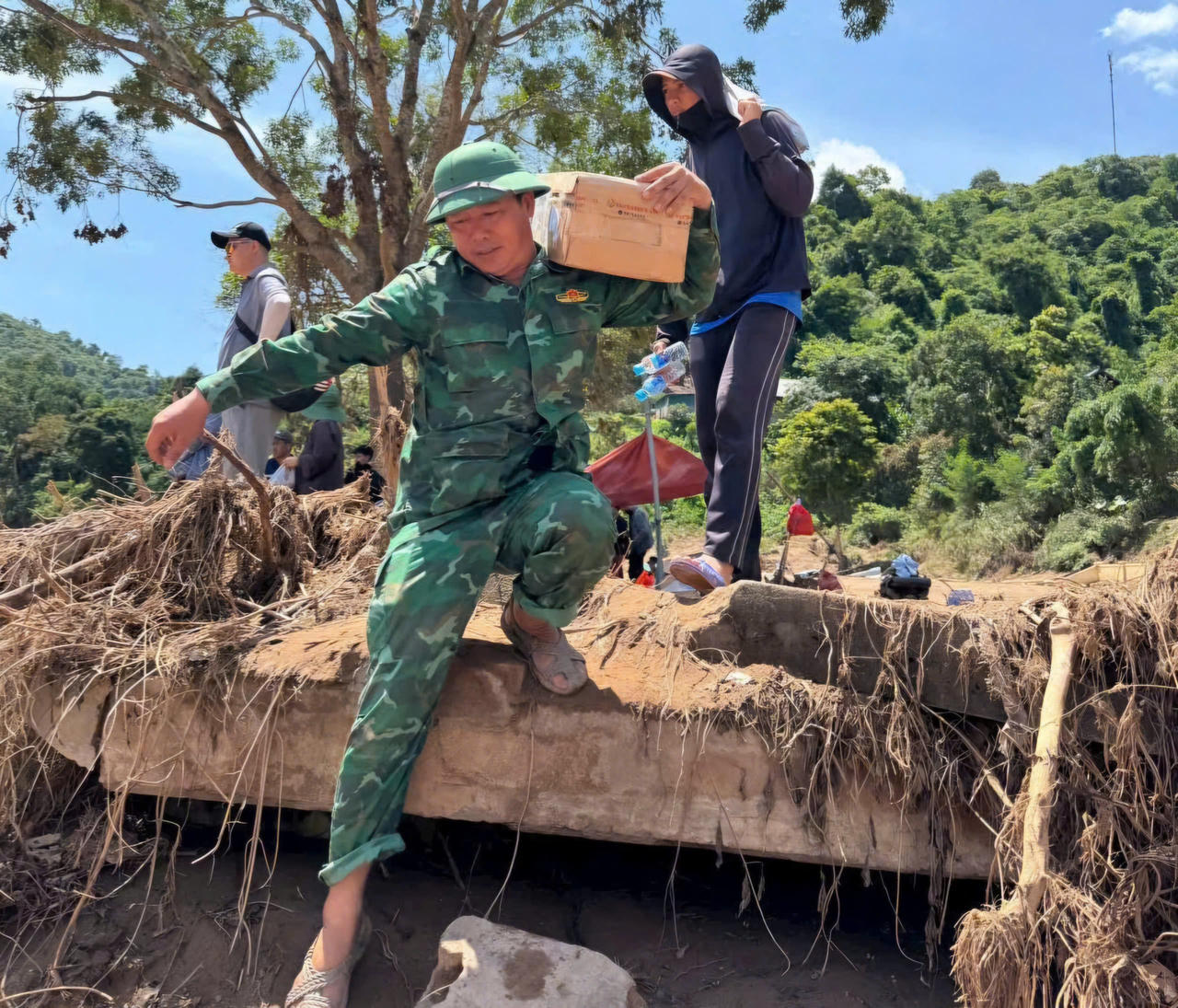 Ph&oacute;ng vi&ecirc;n &nbsp;Xu&acirc;n H&ograve;a - B&aacute;o cựu chiến binh Việt Nam hỗ trợ người d&acirc;n v&ugrave;ng lũ x&atilde; Mỹ L&yacute; do ảnh hưởng b&atilde;o số 3, th&aacute;ng 7/2025.