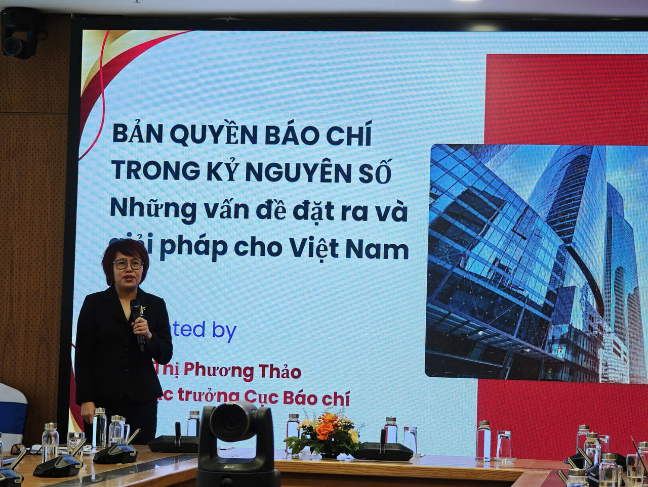 C&aacute;c chuy&ecirc;n gia trao đổi về th&aacute;ch thức bảo vệ bản quyền b&aacute;o ch&iacute; trong bối cảnh AI ph&aacute;t triển mạnh mẽ.