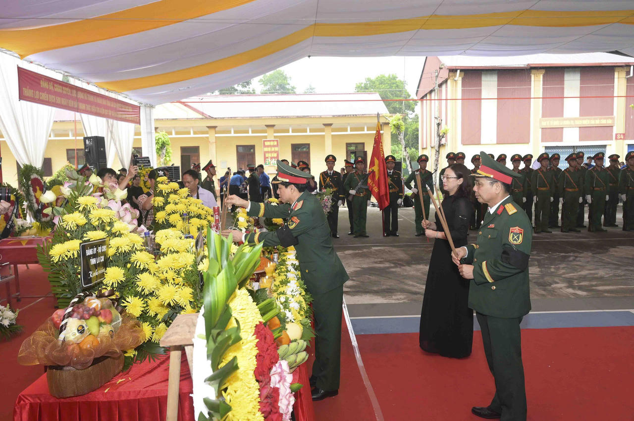 L&atilde;nh đạo Tỉnh ủy L&agrave;o Cai v&agrave; c&aacute;c đại biểu thắp hương trước anh linh c&aacute;c liệt sĩ.