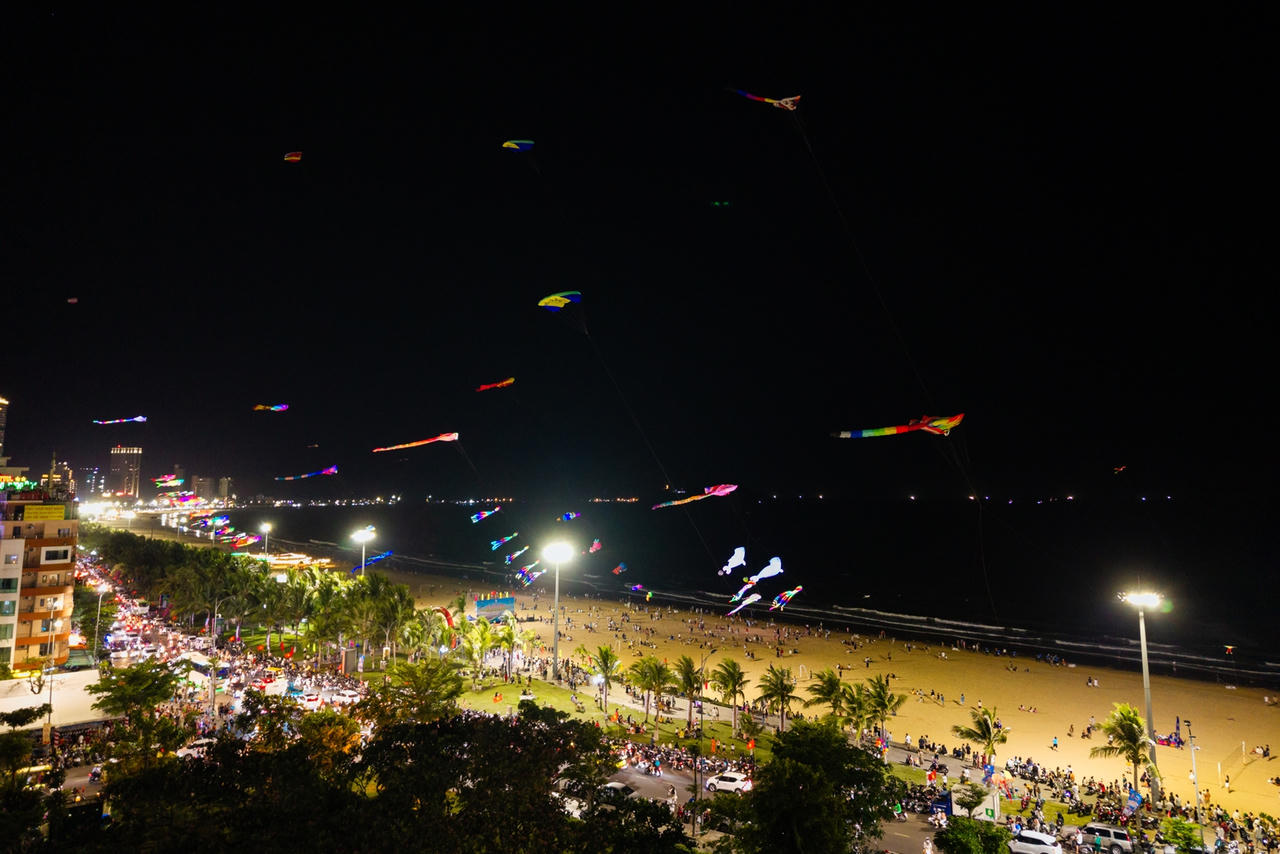 Diều nghệ thuật bay lượn tr&ecirc;n bầu trời Quy Nhơn