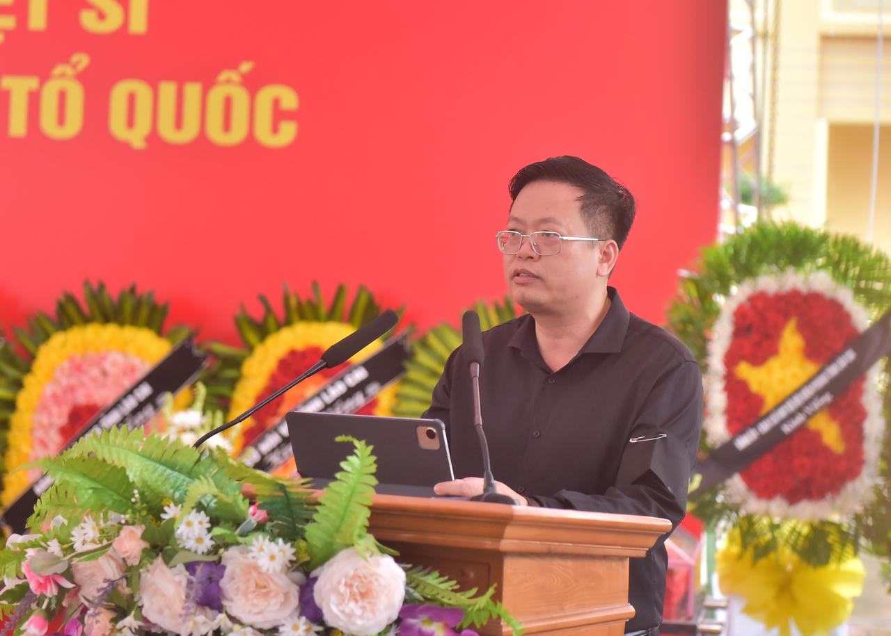 Chủ tịch x&atilde; B&aacute;t X&aacute;t Nguyễn Mạnh H&ugrave;ng đọc lời điếu tại buổi lễ.