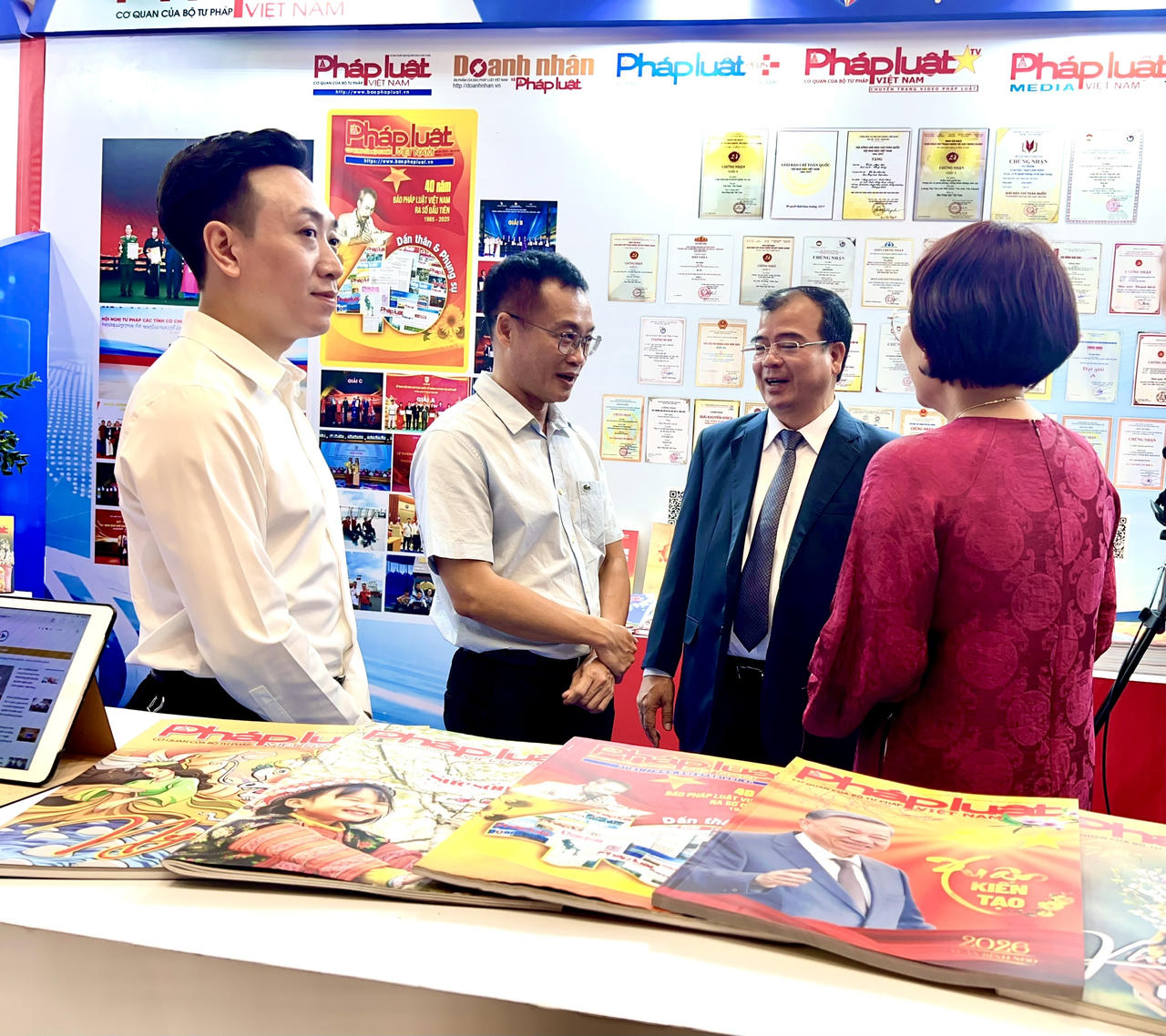 &Ocirc;ng Nguyễn Minh H&ugrave;ng, Ph&oacute; Chủ tịch UBND Hải Ph&ograve;ng tham quan gian trưng b&agrave;y của B&aacute;o PLVN