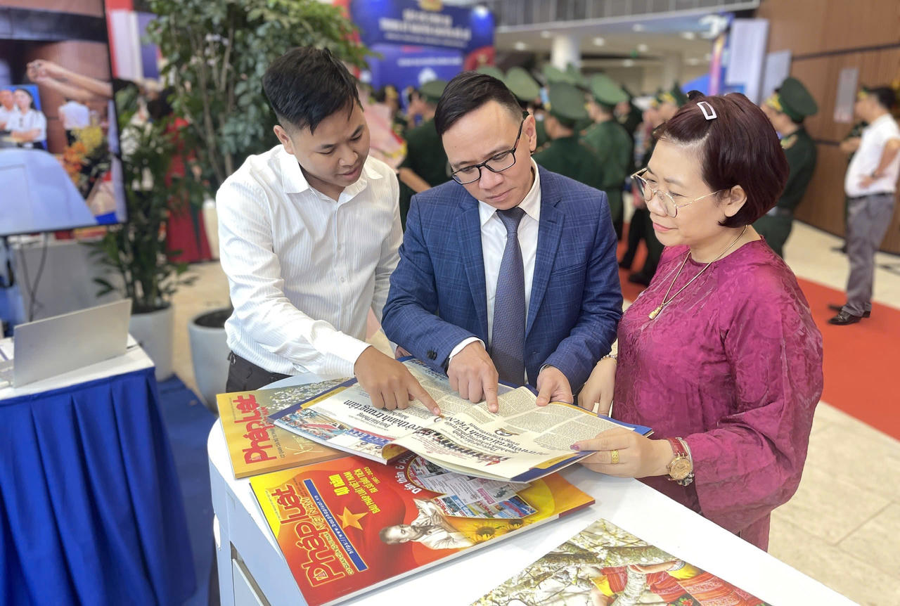 &Ocirc;ng Đ&agrave;o Trọng Đức - Ph&oacute; Chủ tịch Thường trực HĐND TP Hải Ph&ograve;ng thăm quan&nbsp;trưng b&agrave;y của B&aacute;o PLVN