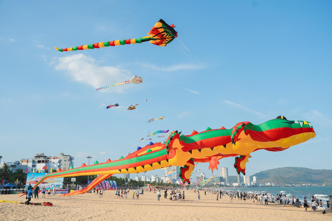 Diều nghệ thuật bay lượn tr&ecirc;n bầu trời Quy Nhơn