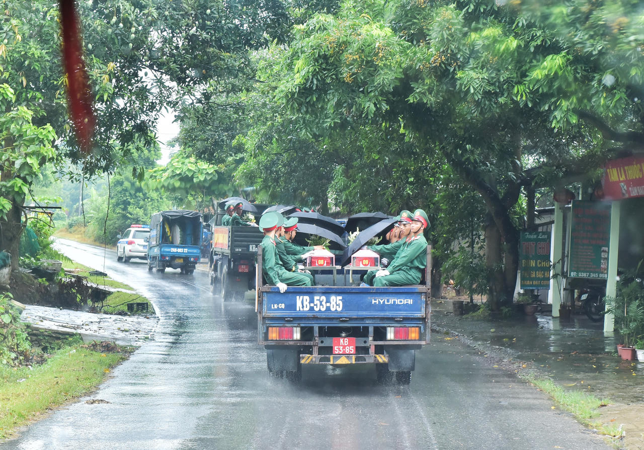 L&agrave;o Cai truy điệu, an t&aacute;ng 9 h&agrave;i cốt liệt sĩ hy sinh trong chiến tranh bảo vệ bi&ecirc;n giới ph&iacute;a Bắc