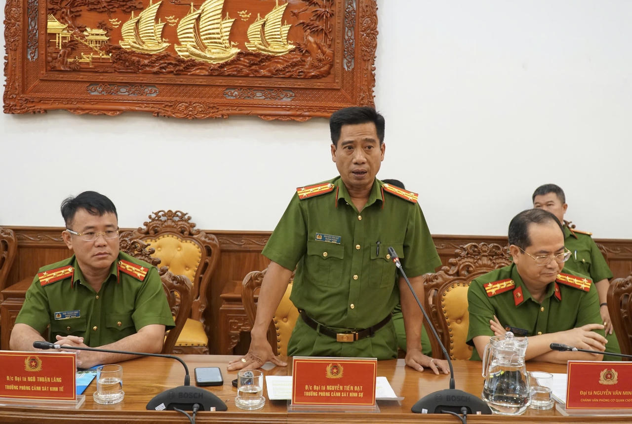 Tại TP HCM, Đại t&aacute; Nguyễn Tiến Đạt, Trưởng ph&ograve;ng Cảnh s&aacute;t h&igrave;nh sự CA TP th&ocirc;ng tin về kết quả điều tra, triệt ph&aacute; c&aacute;c đường d&acirc;y lừa đảo. (Ảnh: B.Y&ecirc;n)