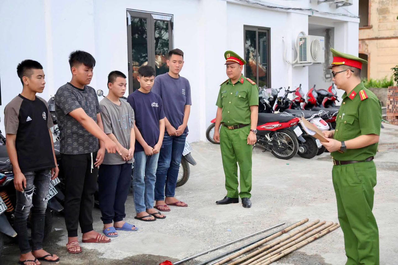 C&aacute;c đối tượng tại cơ quan điều tra. Ảnh: C&ocirc;ng an tỉnh Ph&uacute; Thọ&nbsp;