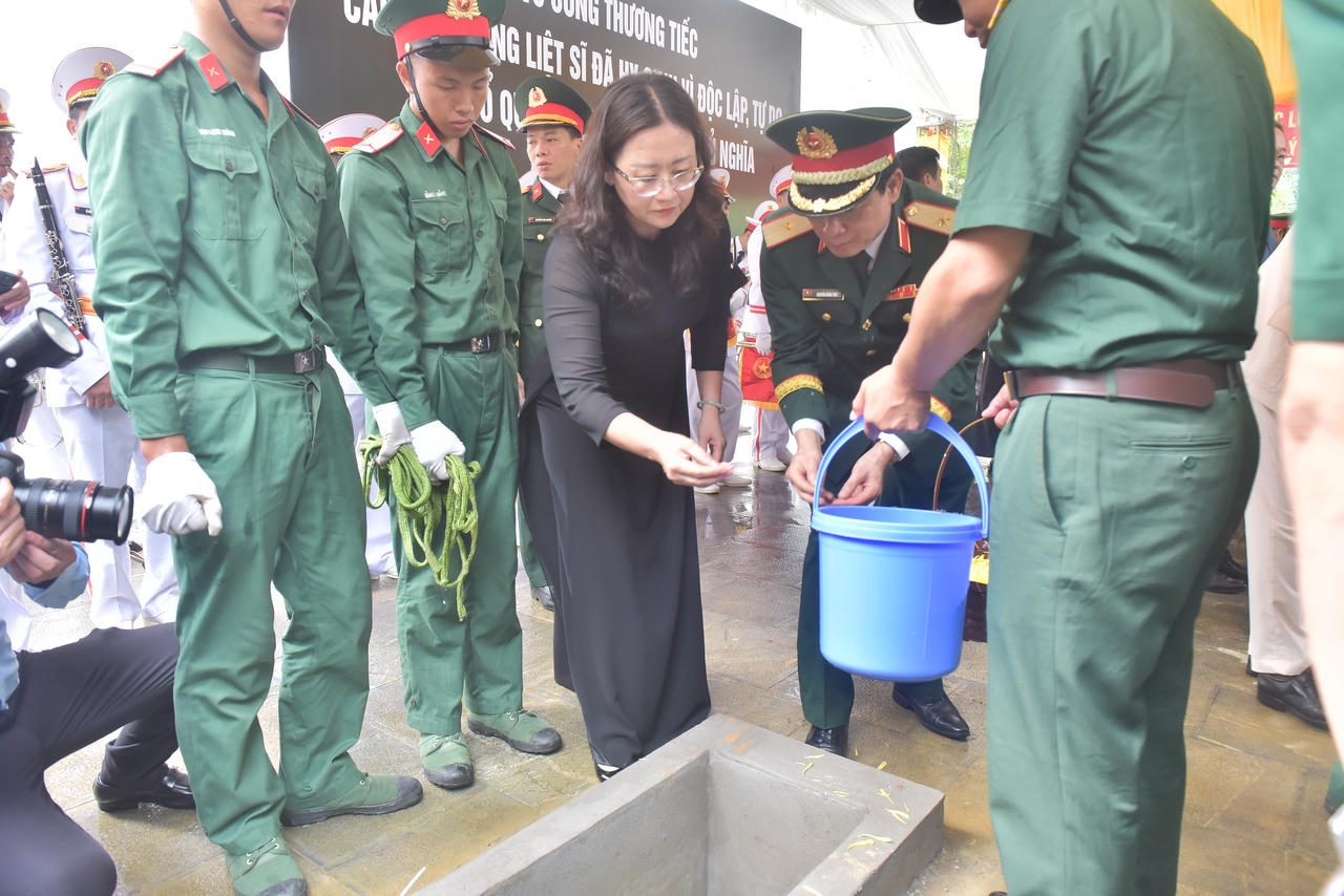 L&agrave;o Cai truy điệu, an t&aacute;ng 9 h&agrave;i cốt liệt sĩ hy sinh trong chiến tranh bảo vệ bi&ecirc;n giới ph&iacute;a Bắc