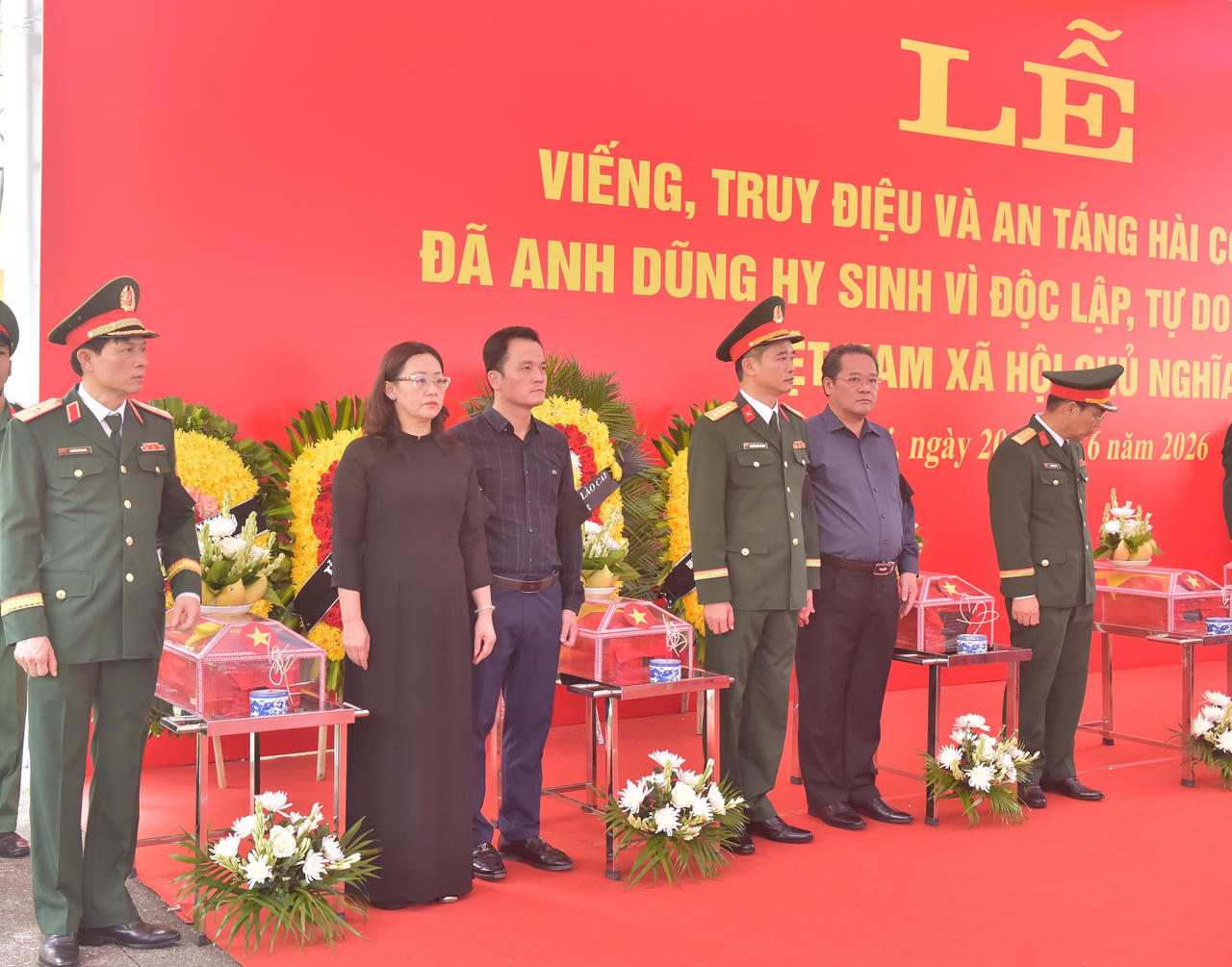 Lãnh đạo tỉnh Lào Cai cùng các đại bi&ecirc;̉u thực hi&ecirc;̣n nghi thức ti&ecirc;̃n đưa các anh hùng, liệt sĩ.